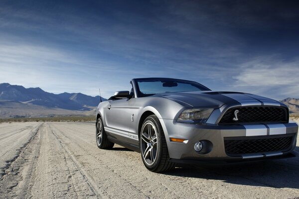 Auto Ford Cabrio auf dem Hintergrund der Berge