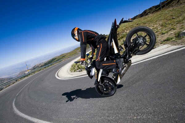 Motocycliste sur une moto debout sur la roue avant