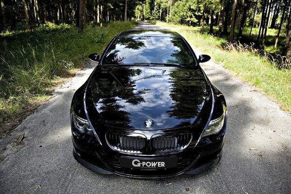 Negro hermoso Coche de pie en la carretera