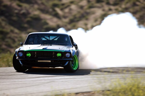 Ein sportlicher Ford Mustang. Schleudern auf der Straße