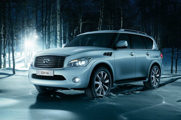 Luksusowy SUV Infiniti w zimowym lesie