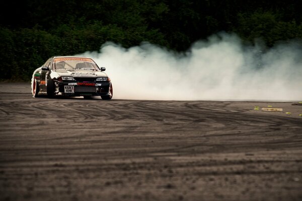 Geladener Nissan im Drift auf dem Boden