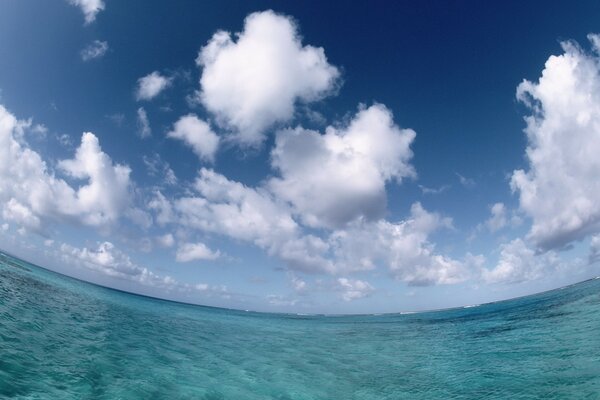 Das blaue Meer verschmilzt mit dem Himmel