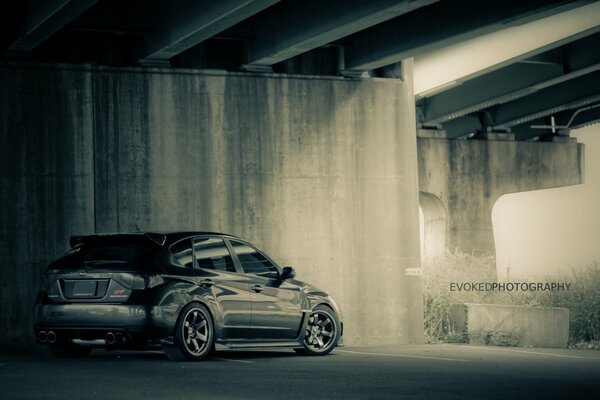 Voiture noire Subaru sous le pont