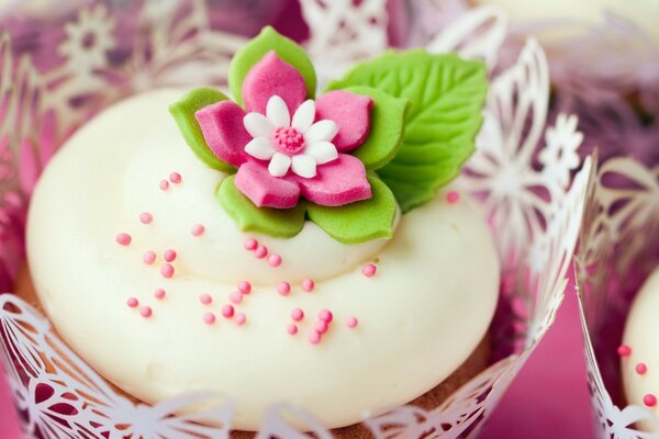 Gâteau de mastic avec fleur rose