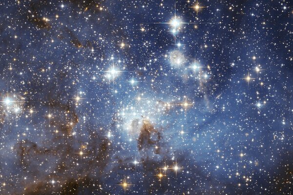 La bellezza delle stelle che brillano nello spazio