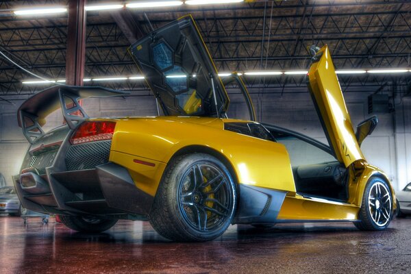 Lamborghini murcielago superveloce yellow with the door open up