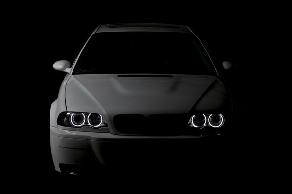 Phares Angel Eyes sur une voiture blanche