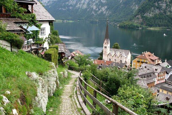 Dorzhka che conduce oltre le case al Lago di montagna