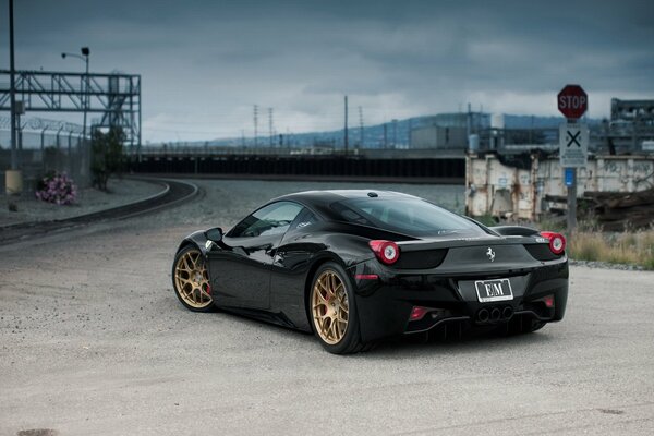 El fascinante Ferrari en el fondo del ferrocarril