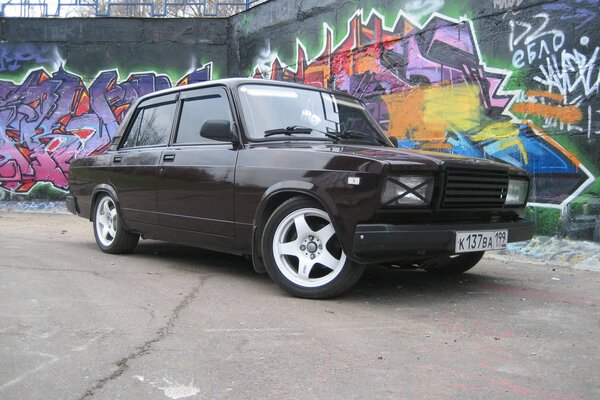 Coche jarrones en el fondo de graffiti