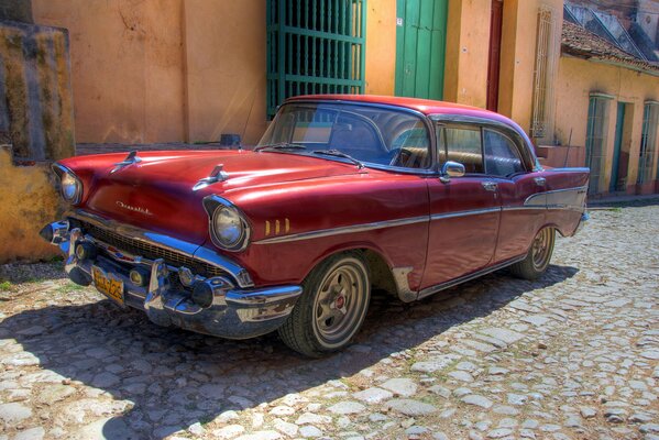 Coche retro en las calles de la ciudad