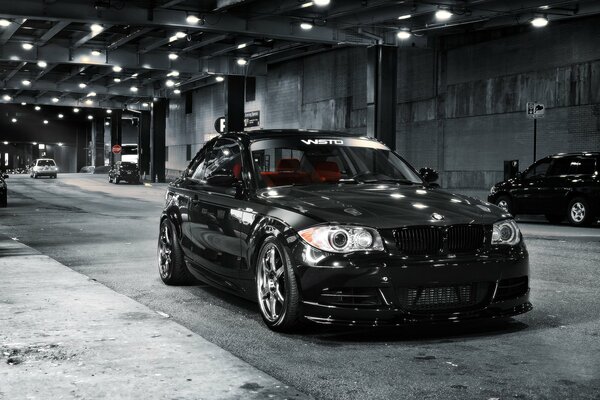 Voiture brillante noire dans le parking