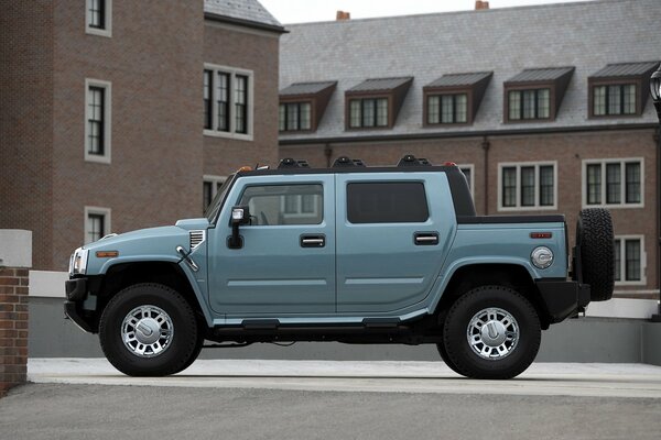 Foto del coche Hummer en el fondo de casas ordenadas