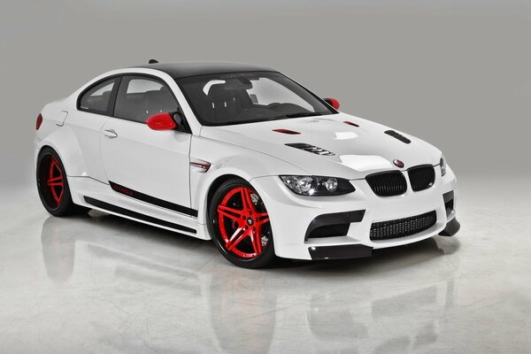 Bmw gtrs3 blanco con Llantas rojas