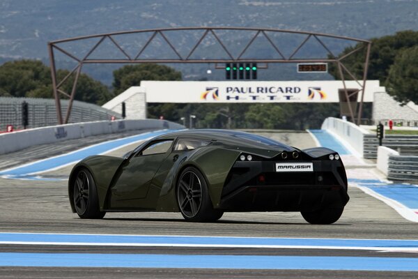 Coche de carreras en la pista trasera