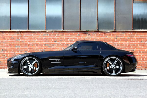 Mercedes SLS messa a punto in kit carrozzeria AMG