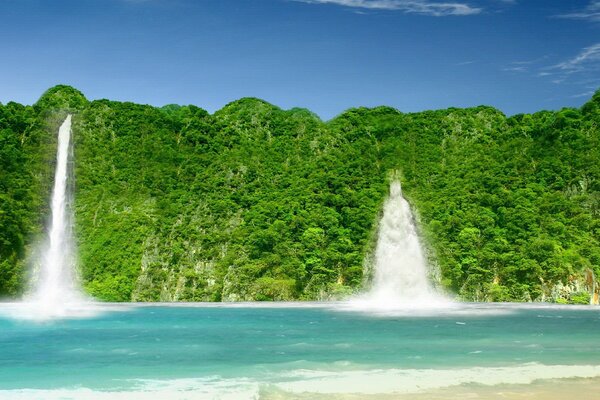 Landschaft mit saftigen Farben der Wasserfall versinkt im Grünen