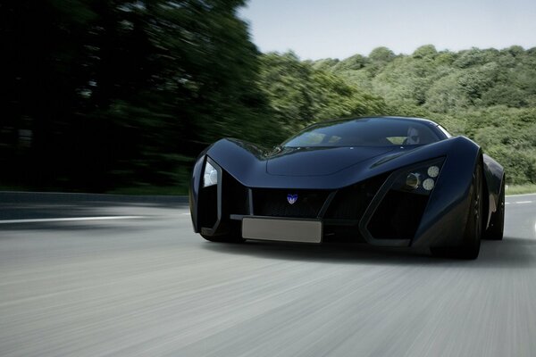 Der Sportwagen marussia b2 fliegt mit Geschwindigkeit über die autobahn