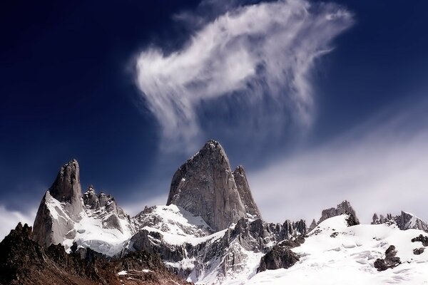 Schneebedeckte Berge auf Himmelshintergrund