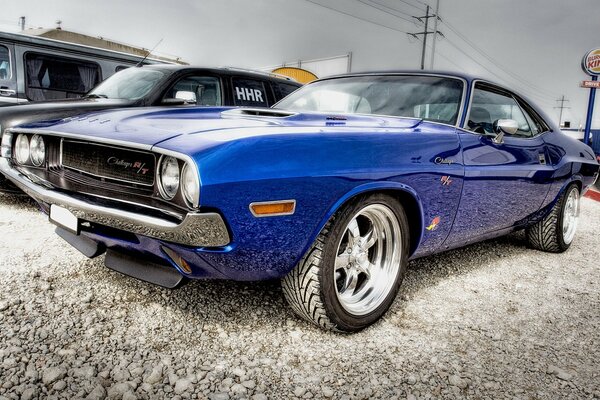 Dodge Challenger clásico en el estacionamiento