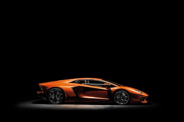 Orange lamborghini aventador sur fond noir