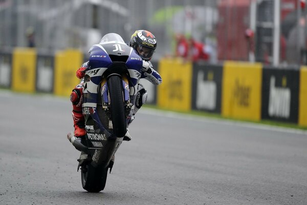 Piloto de motos, en su camino a la meta en la competencia