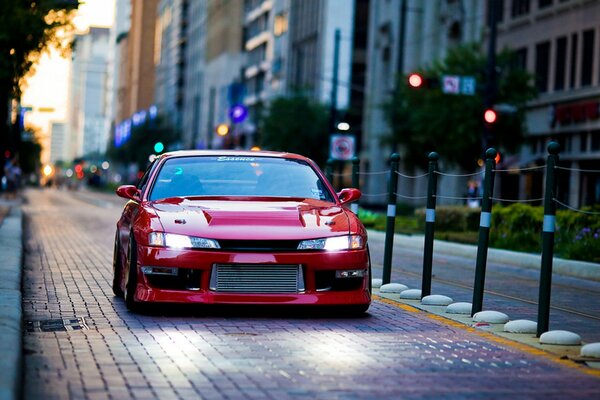 Rojo Nissan Silvia s14 en las calles de la ciudad