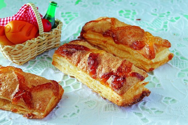 Sur une serviette brodée, des biscuits à la confiture