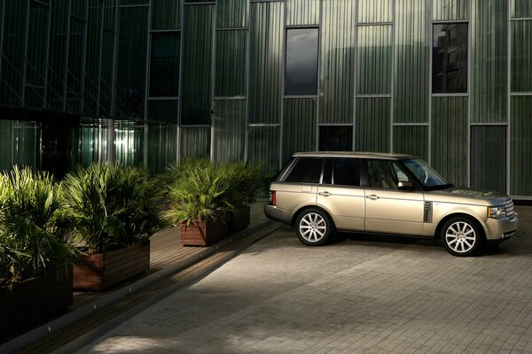 RANGE ROVER AT THE MANSION LATE AT NIGHT