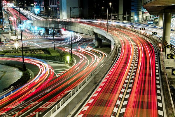 Japon. Éclairage de bifurcation de pont routier