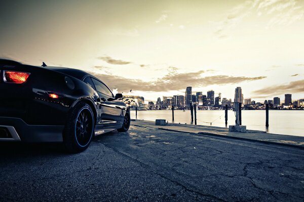 Abend Sonnenuntergang auf dem Chevrolet Camaro