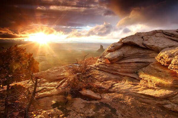 Dort steht die Sonne in der Ferne hinter dem Horizont