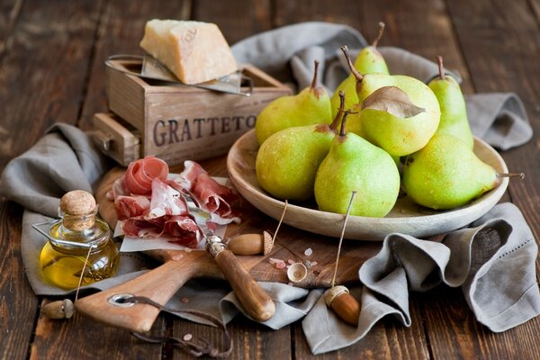 Bett mit Birne, Käse und Schinken