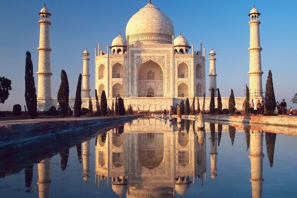 Das Taj Mahal und der klare blaue Himmel