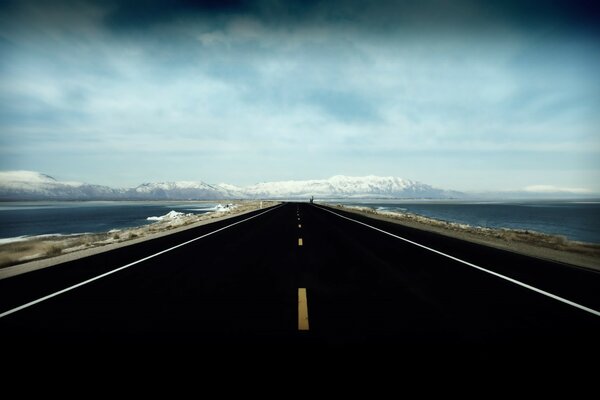 Route noire sur fond de montagnes