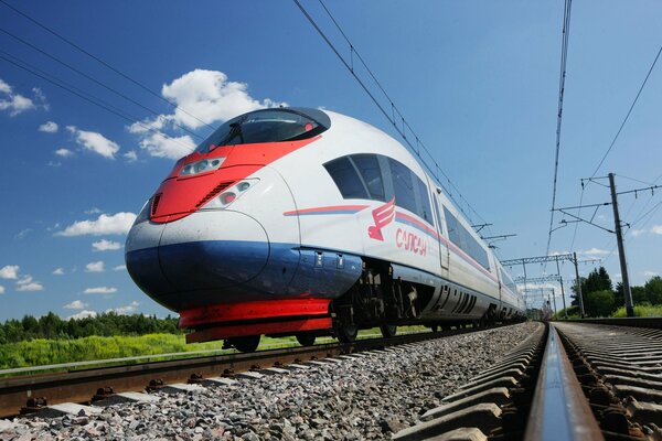 Le train électrique à grande vitesse se déplace sur les rails