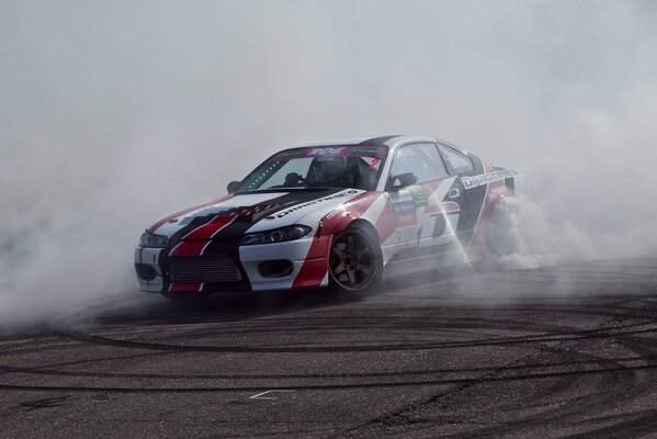 Ein getunter Nissan im Drift-Drift