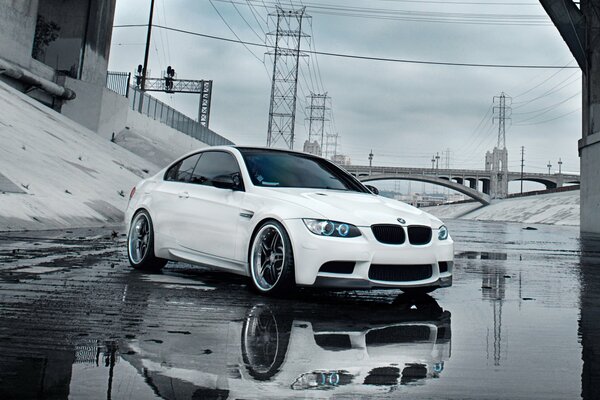 Foto von BMW mit Hintergrund auf der Brücke