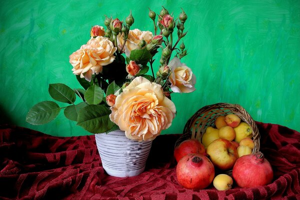 Stillleben. Rosen, Äpfel und Früchte