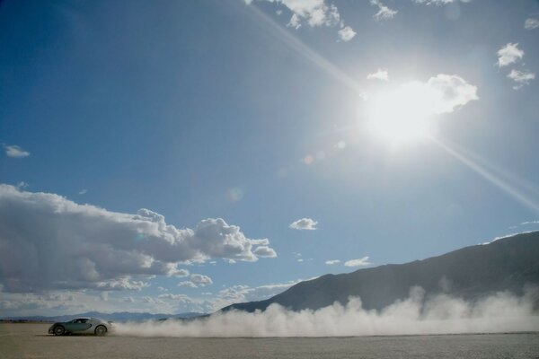 Bugatti dans le désert avec un ciel bleu