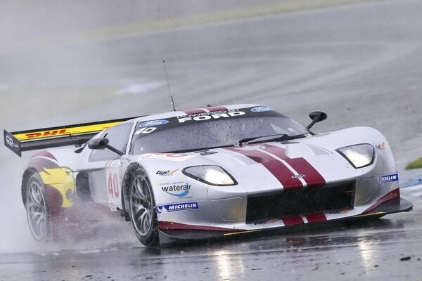 La voiture ford gt gt3 roule par temps pluvieux