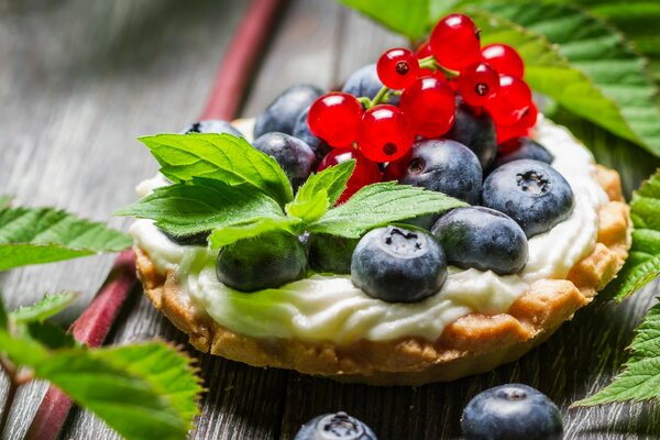 Torta con mirtilli e ribes rosso