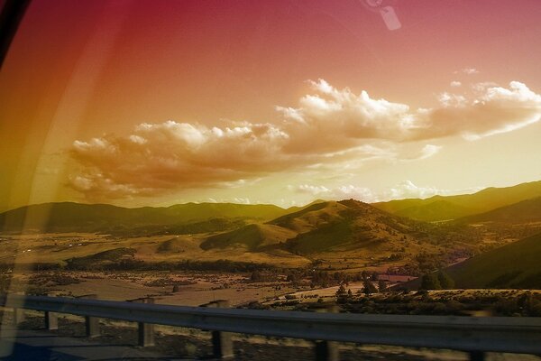 Vue de la voiture avec un beau ciel