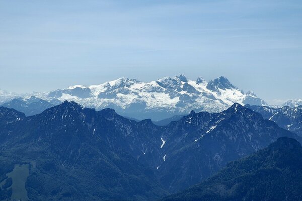 Berge, die vollständig mit Schnee bedeckt sind