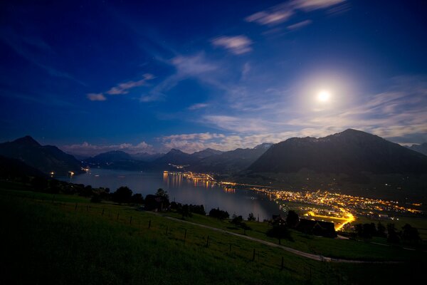 Vue de la ville du soir depuis le champ