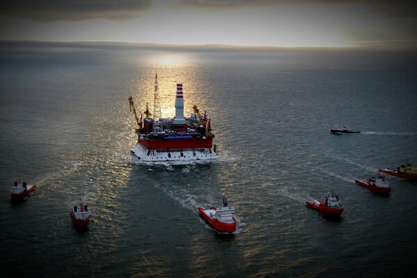 Plataforma petrolera al atardecer