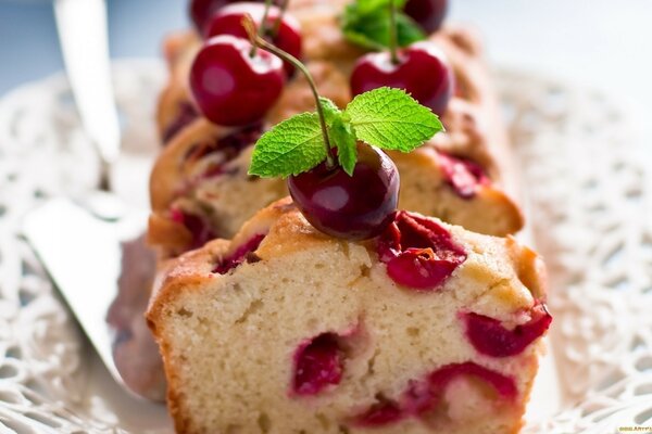 Cupcake avec garniture aux cerises et cerise sur le dessus