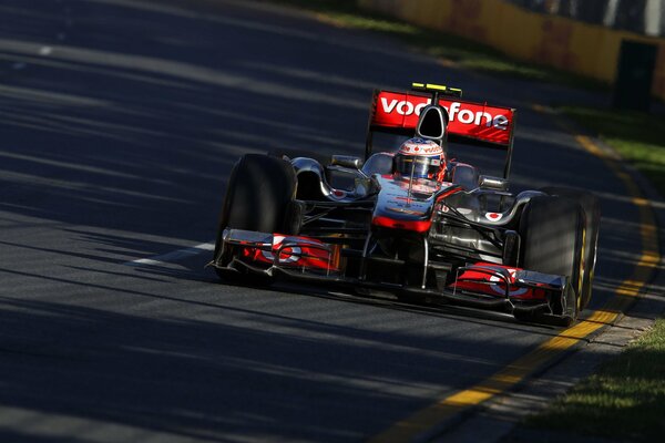 Jenson Button en la pista de carreras de f1