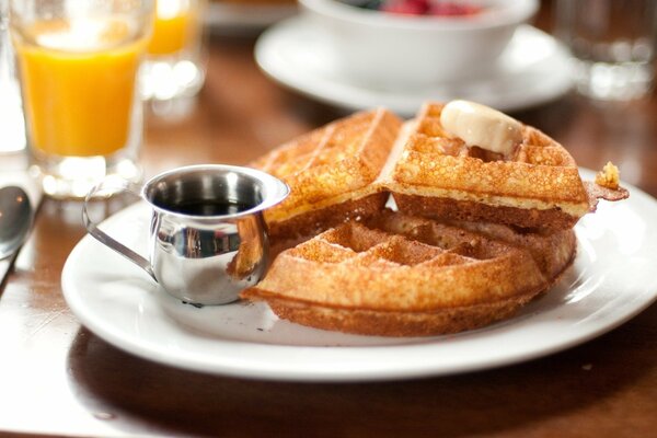 Waffle morbidi con cioccolato su un piatto